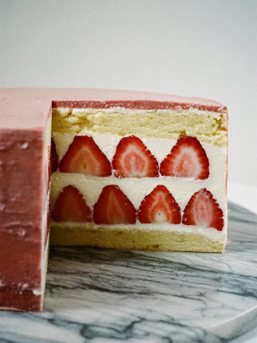 Fraisier en coupe, génoise et crème mousseline