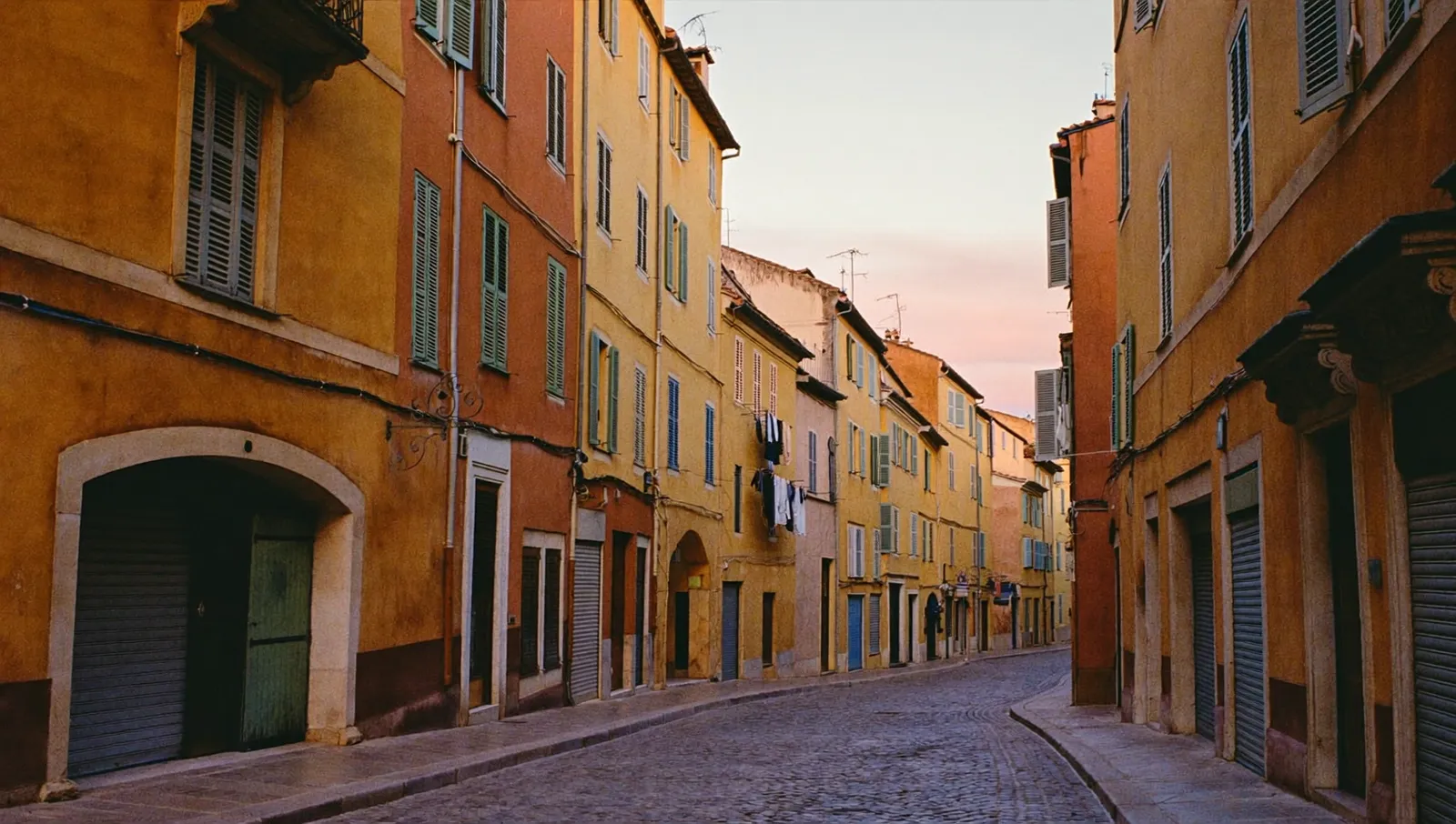 Ruelle niçoise à l’aube, volets et pavés